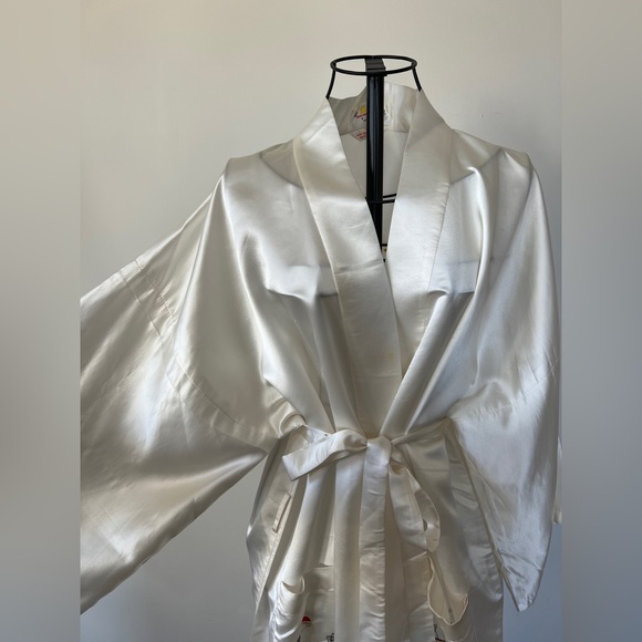 Traditional Chinese Silk Embroidered Robe - Picture 5 of 5